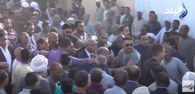 شاهد.. إصابة مصطفى بكري خلال تشييع جثمان شقيقه في قنا