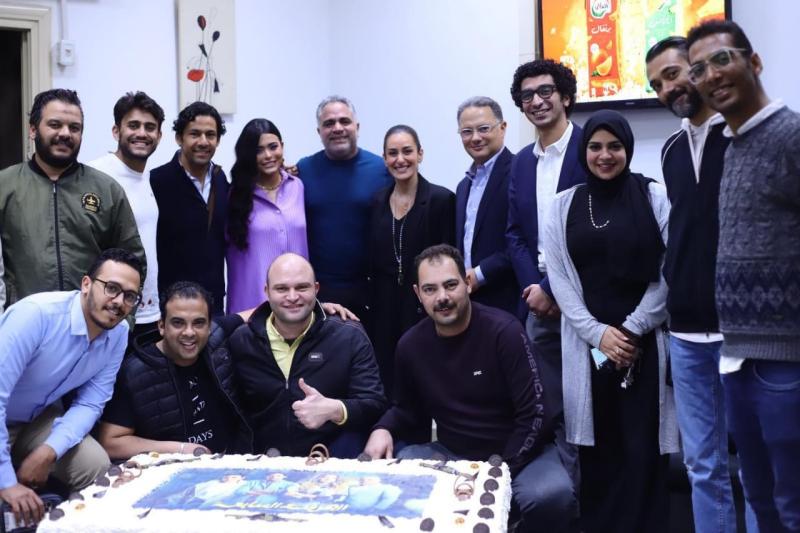 غدًا.. نجوم وصناع مسلسل «الهرشة السابعة» في ضيافة شريف عامر