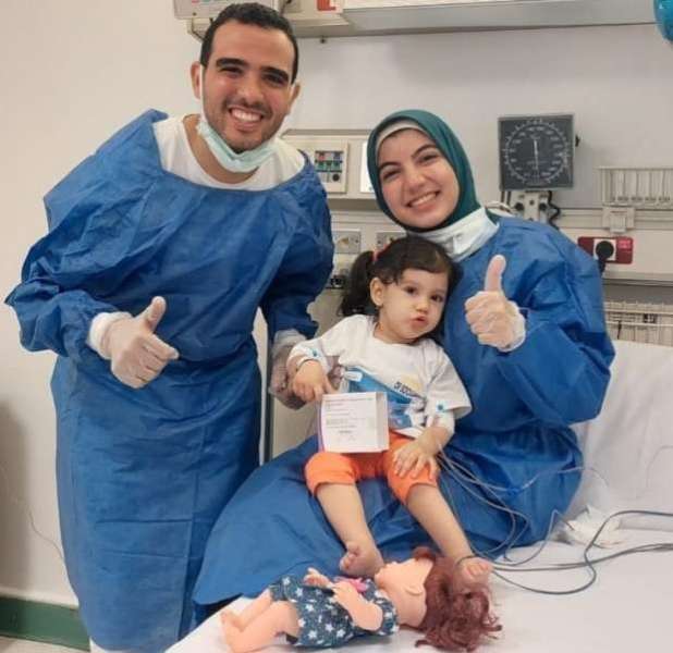 الطفلة رقية أثناء الحقن