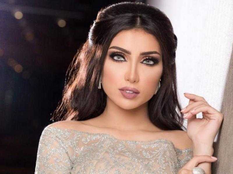 دنيا بطمة تستعرض رشاقتها بإطلالة جريئة