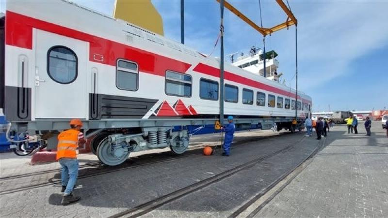 تفاصيل وصول 15 عربة سكك حديدية «ثالثة مكيفة» من المجر.. صور