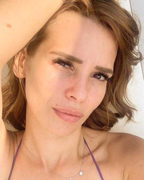 بفستان أسود .. إطلالة جريئة الفنانة إيمان العاصي