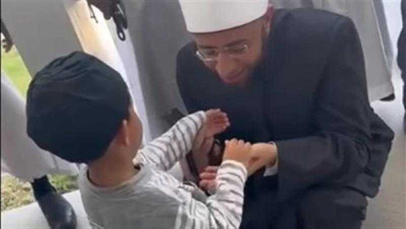 أسامة الأزهري يداعب طفلاً في إندونيسيا ويقبّل يده ورأسه