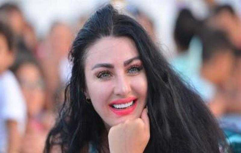 صافيناز بإطلالة جريئة على شاطئ البحر