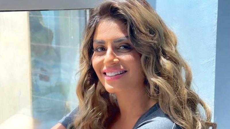 إطلالة جريئة لـ منة فضالي خلال رحلتها في دبي
