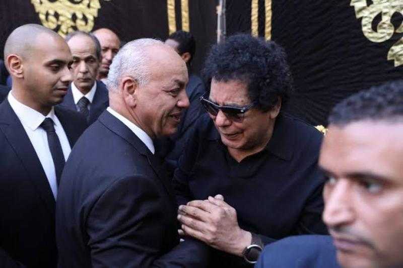 انهيار محمد منير من البكاء في عزاء محمود بكري