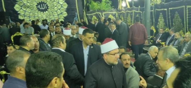 على رأسهم الوزير.. وفد من وزارة الأوقاف يؤدي واجب العزاء في محمود بكري
