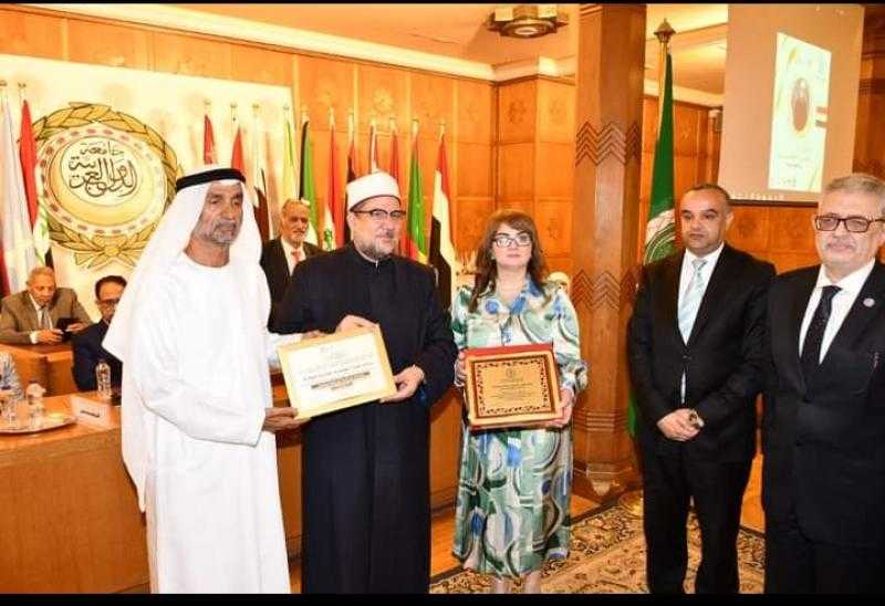 منح درع مجلس الأسرة العربية للتنمية لـ وزير الأوقاف لجهوده البناءة في مجال الدعوة