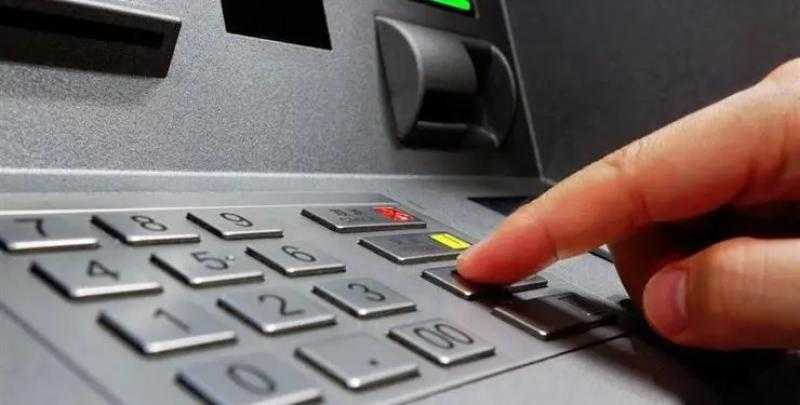 ما حُكم الدين في الزوجة التي تضع مصروف البيت في البنك باسمها؟