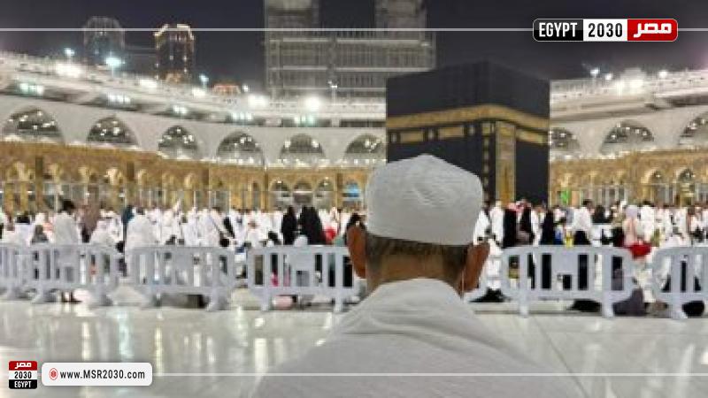 شيخ الأزهر في صحن الكعبة المشرفة مؤديًا مناسك العمرة