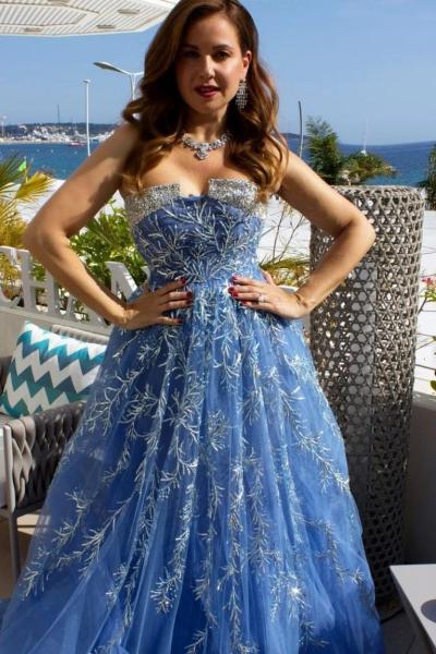 بفستان أزرق مكشوف ومجوهرات ساحرة.. ريا أبي راشد تلمع بمهرجان كان 2022