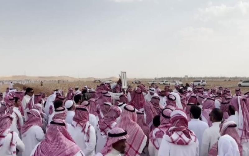 لحظة تشييع جثمان الفنان فهد الحيان