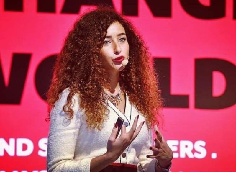 أول رد من غادة والي على اتهامات الفنان الروسي بسرقة تصاميمه