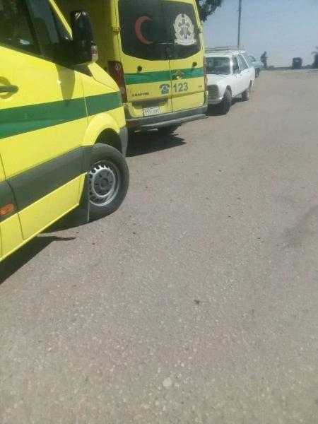 إصابة شخصين إثر اصطدام سيارة بكوم رمال بطريق أسيوط الغربي