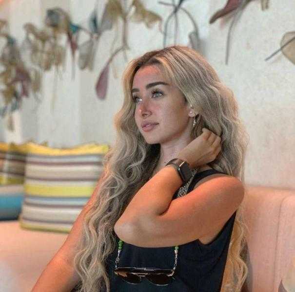 هنا الزاهد تخطف الأنظار بألوان زاهية