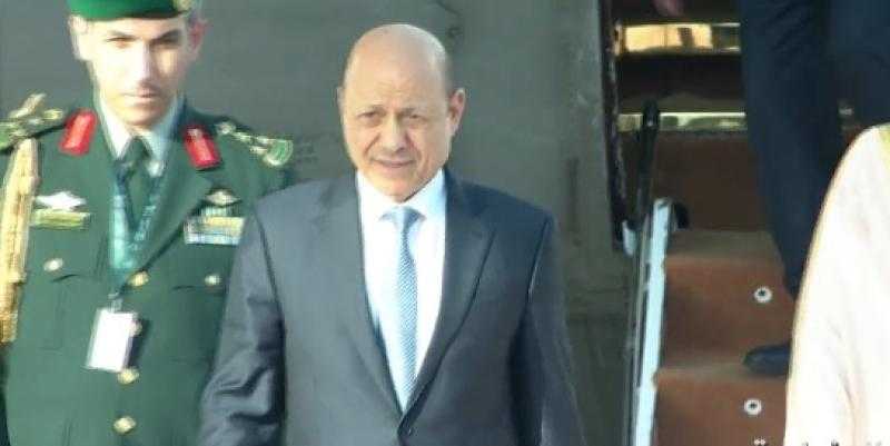 للمشاركة في القمة العربية.. شاهد| لحظة وصول رئيس «القيادة اليمني» إلى السعودية