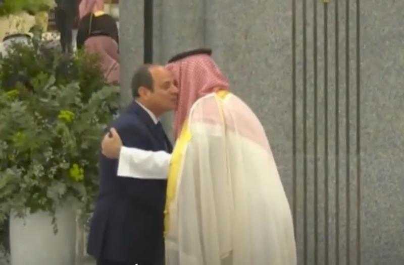 بالأحضان.. لحظة استقبال ولي العهد السعودي للسيسي فور وصوله مقر انعقاد القمة العربية