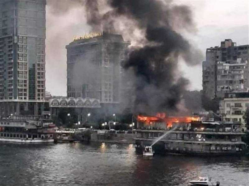 انتداب المعمل الجنائي لكشف أسباب حريق مركب نيلية في الزمالك