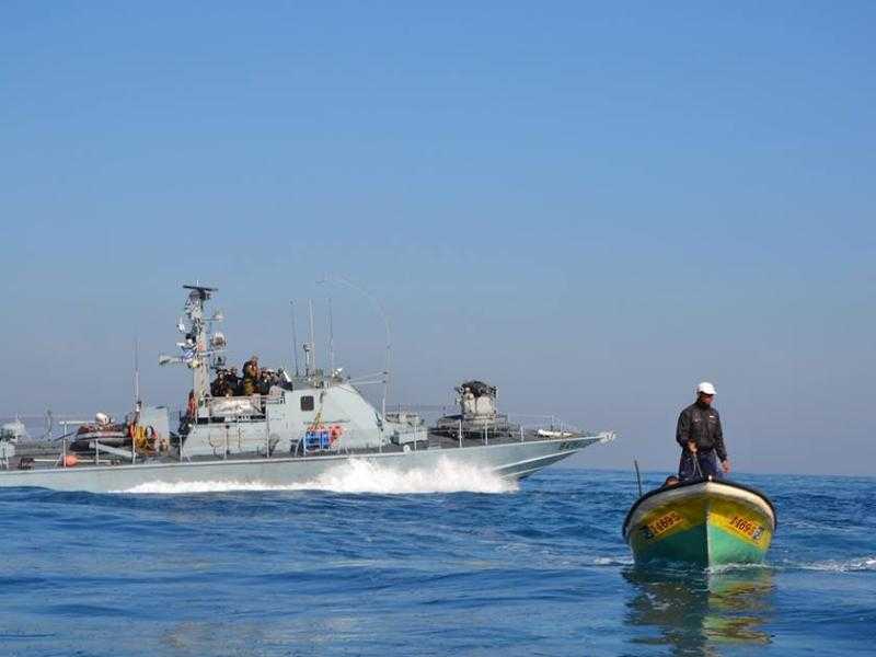 قوات الاحتلال الإسرائيلية تهاجم مراكب الصيادين الفلسطينيين شمال وجنوب غزة