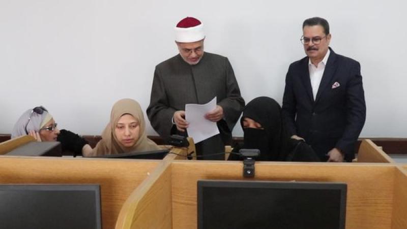 رئيس جامعة الأزهر خلال تفقده لجان الامتحانات 