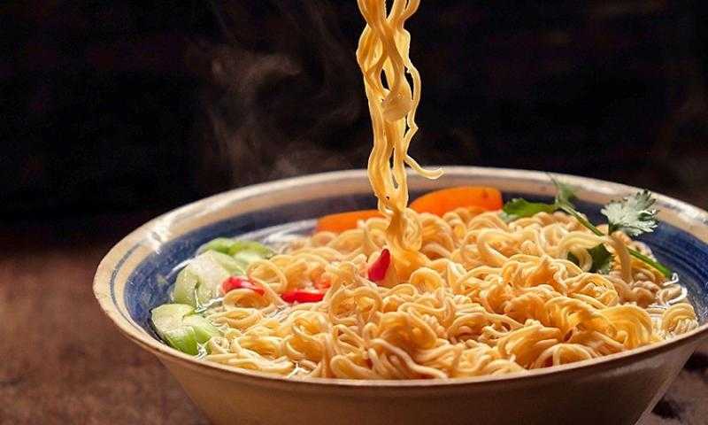 «كارثة».. تناول «الإندومي» لمدة 5 سنوات يصيبك بضمور الأعصاب.. فيديو