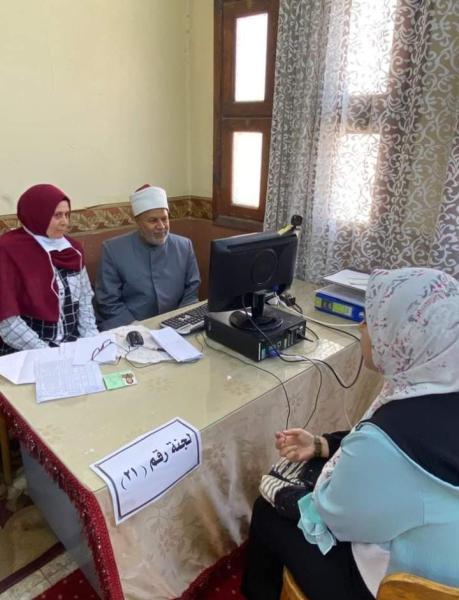 الأمير خلال تفقده اللجان