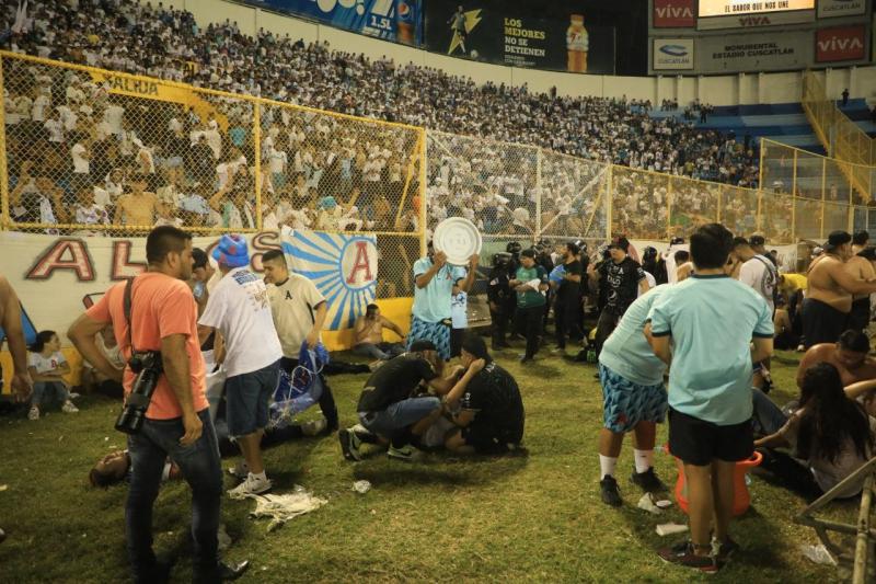 فاجعة في الملاعب.. وفاة 12 شخصًا بمباراة كرة قدم «صور وفيديو»