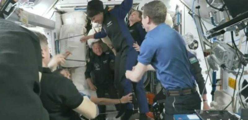 «ريانة برناوي».. أول امرأة عربية ومسلمة تصل إلى محطة الفضاء الدولية.. فيديو