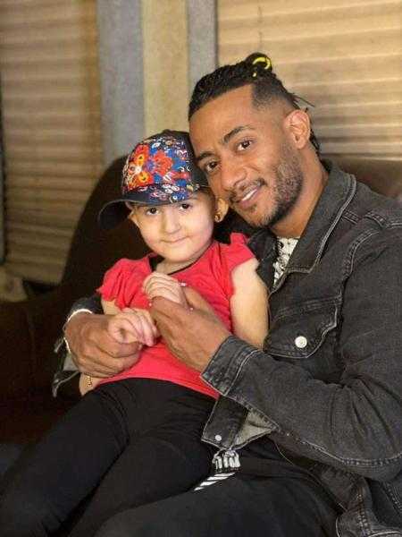 شاهد.. محمد رمضان يحقق أمنية طفلة مريضة بالسرطان في المنصورة