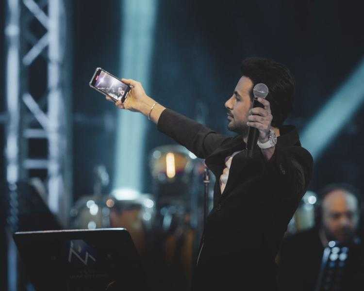 فؤاد عبدالواحد يشعل حماس جمهور الإمارات بأغنياته في حفل دبي