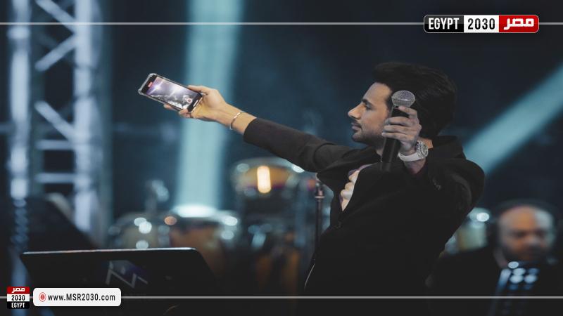 فؤاد عبدالواحد يشعل حماس جمهور الإمارات بأغنياته في حفل دبي | الفنون #كأس_العالم_قطر_2022‬⁩