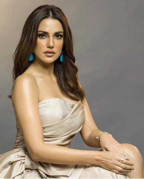 بفستان وردي.. درة تبهر جمهورها بإطلالة أنيقة