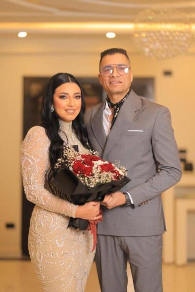 حسن شاكوش وزوجته 