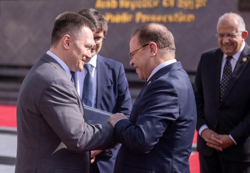 تفاصيل لقاء النائب العام بنظيره الروسي بمكتبه في القاهرة