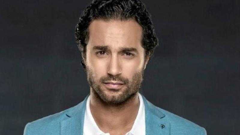 شاهد.. إطلالة رومانسية لكريم فهمي برفقة زوجته