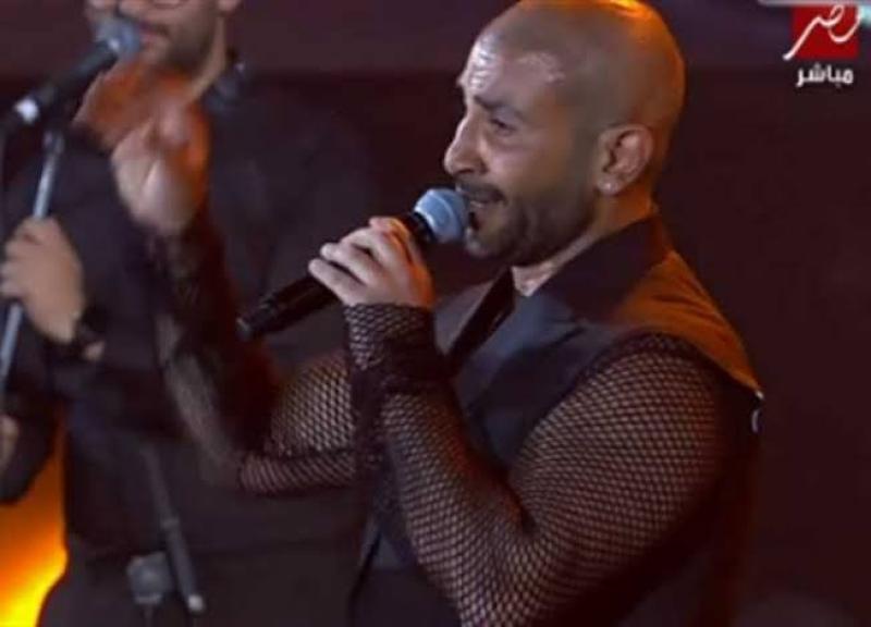 انتقادات لاذعة للنجم أحمد سعد بسبب ملابسه في السعودية