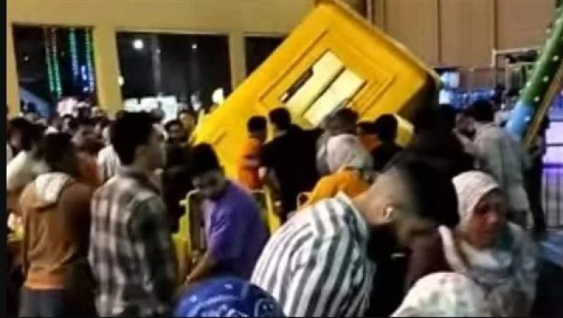 فريق من النيابة العامة يعاين سقوط لعبة داخل مول شهير بالإسكندرية