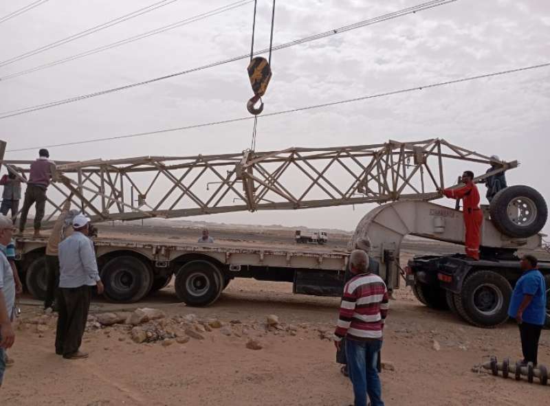 تجهيز البرج الكهرباء الجديد لتركيبه