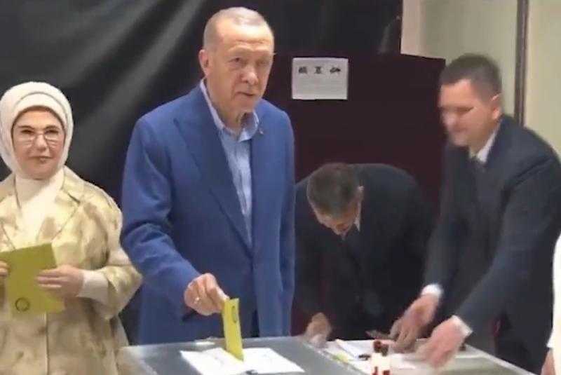 برفقة زوجته.. شاهد لحظة إدلاء أردوغان بصوته في جولة الإعادة بالانتخابات التركية