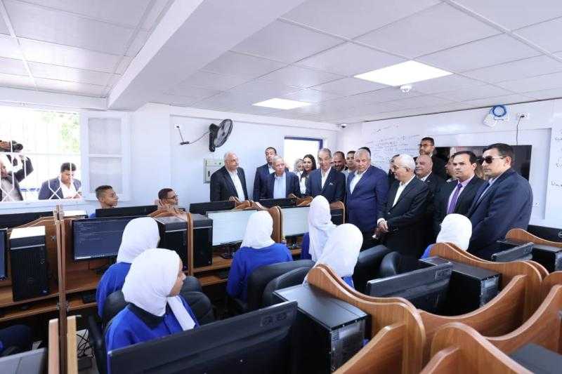 وزيرا الاتصالات والتعليم ومحافظ الوادى الجديد يفتتحون مدرسة WE