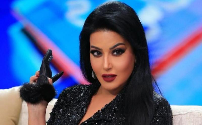 وسط الورد.. سمية الخشاب تتألق بفستان أبيض أنيق