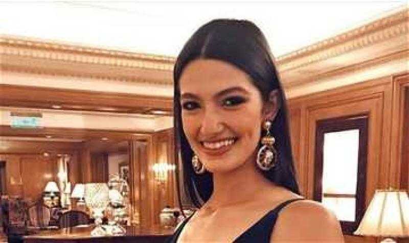 تارا عماد تخطف الأنظار بإطلالة جريئة