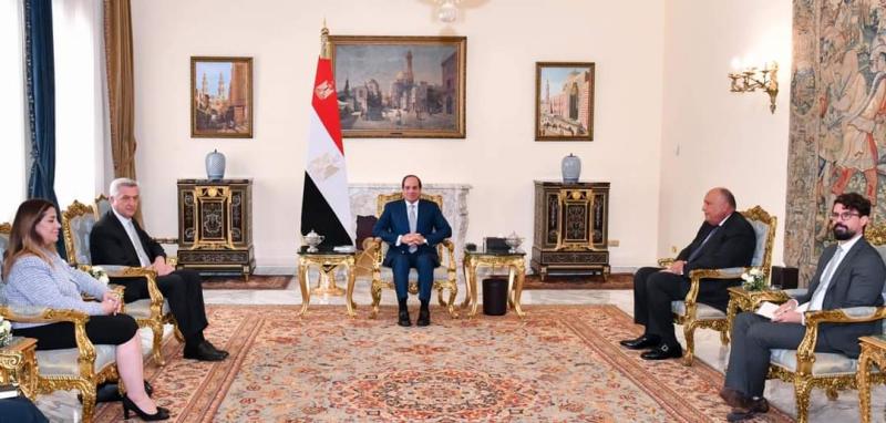 اثناء الإجتماع 