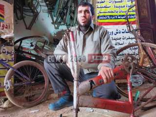 لقبوه بـ«حاوي العجلات».. حكاية عم عاطف «العجلاتي الكفيف» يرى بيديه ويُصلح بقلبه