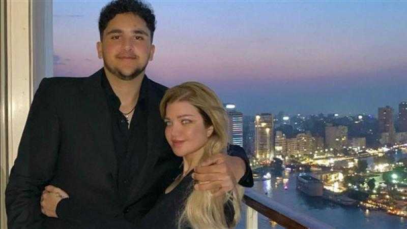 ياسمين الخطيب بإطلالة أنيقة برفقة ابنها