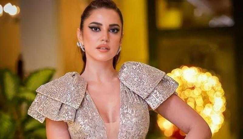 «درة» بإطلالة جريئة في صحراء السعودية