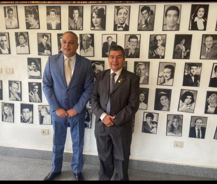 لعرضها ببلاده.. سفير فنزويلا يتسلم مجموعة أفلام مصرية