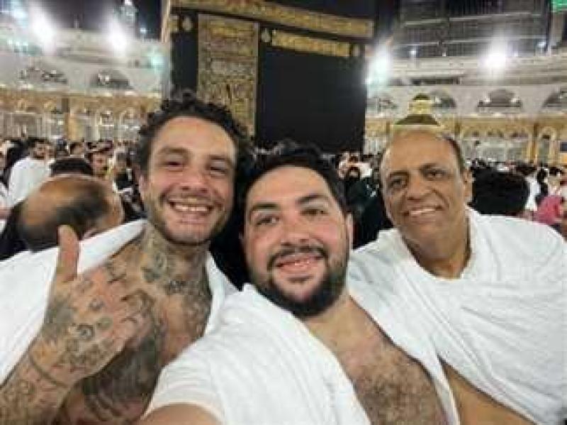 بعد صورة الفيشاوي| هل يجوز أداء العمرة بالتاتو أو الوشم؟.. علي جمعة يُجيب