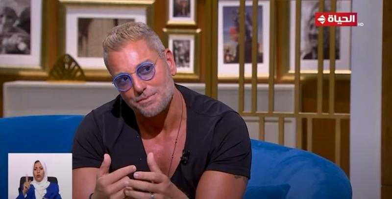تامر هجرس: «مش بغير على مراتي لما الناس تبص عليها وبفتخر بجمالها» - فيديو