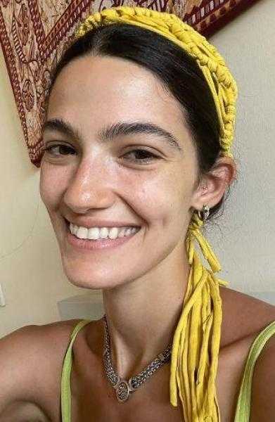 تارا عماد بإطلالة جريئة وسط الزرع